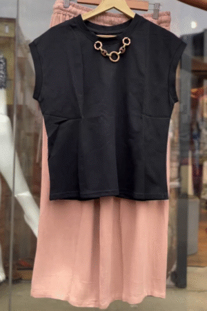 Casual Sleeveless Solid Black Top for Women – Effortlessly Chic, Always in Style