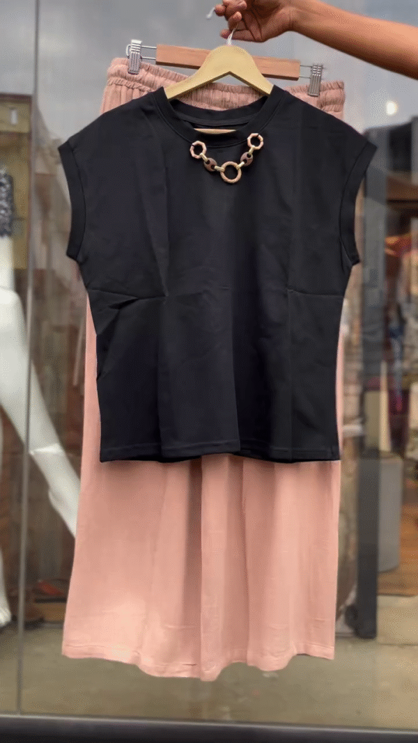 Casual Sleeveless Solid Black Top for Women – Effortlessly Chic, Always in Style