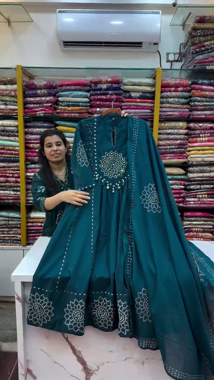 Teal Floral Embroidered V-Neck Tread Work Anarkali Kurta & Trouser With Dupatta - Image 4